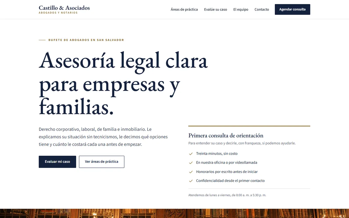 Página de un bufete de abogados con áreas de práctica y evaluación de casos